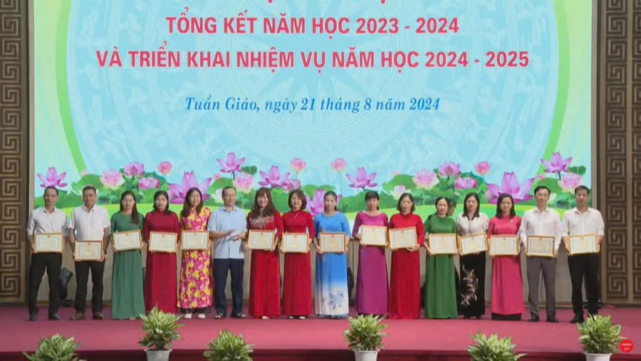 Tôn vinh các thầy cô có thành tích xuất sắc trong năm học 2023-2024. giu-lua-non-cao.jpg