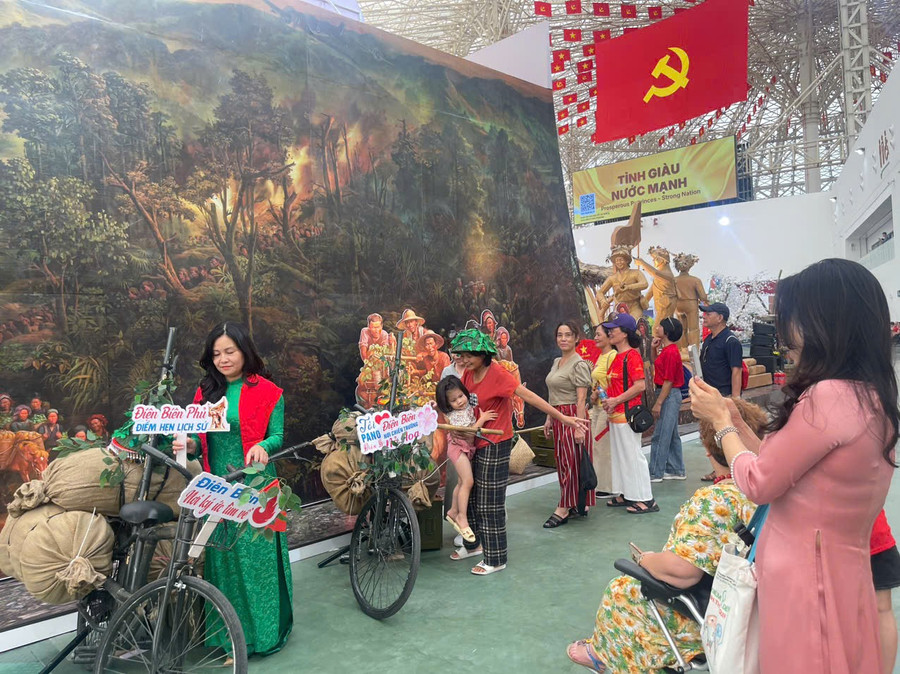 Du khách tham quan, trải nghiệm tại không gian trưng bày của tỉnh Điện Biên.