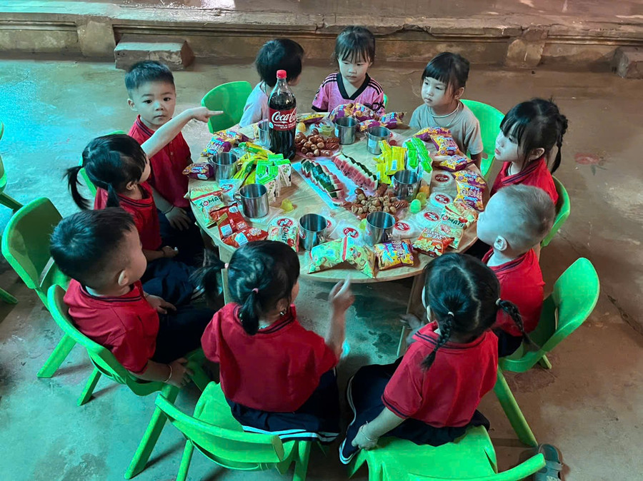 Học sinh trường Mầm non Huổi Só, xã Tủa Thàng vui Tết Trung thu. tua-thang.jpg
