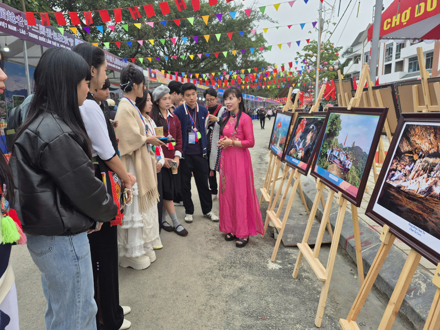 Đông đảo du khách trong và ngoài nước tham quan, nghe giới thiệu về đất nước, con người Việt Nam và mảnh đất Điện Biên trong không gian triển lãm.