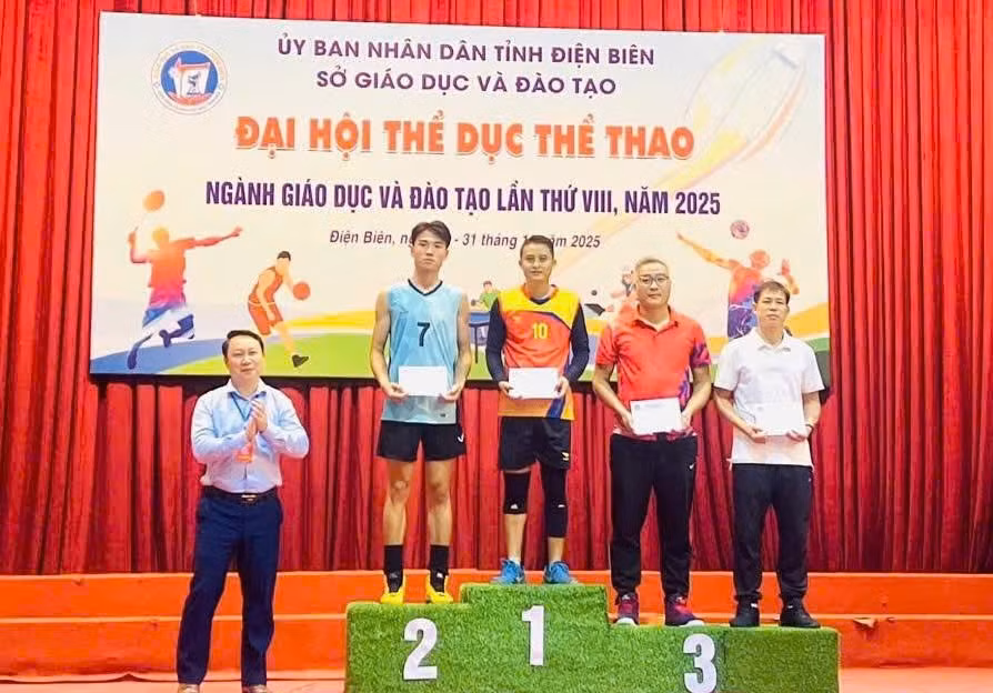 Thầy giáo Lê Thanh Hải đại diện cho đội tuyển bóng chuyền nam nhận giải tại Đại hội thể dục thể thao ngành GD&ĐT Điện Biên năm 2025. (Ảnh: Trường PTDTNT THPT Mường Nhé).