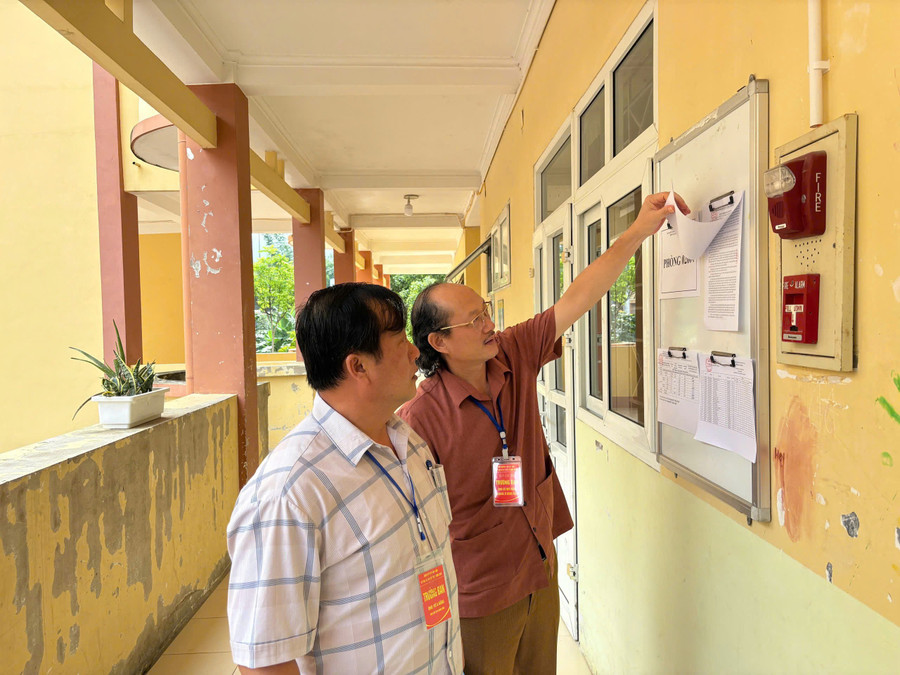 Ông Vừ A Bằng - Phó Chủ tịch UBND tỉnh Điện Biên (áo trắng) cùng ông Cù Huy Hoàn - Phó Giám đốc Sở GD&ĐT tỉnh Điện Biên kiểm tra thi tốt nghiệp THPT năm 2025. vua-a-bang.jpg