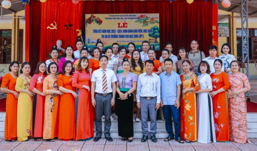 Đại biểu cùng tập thể sư phạm nhà trường trong buổi tổng kết năm học.