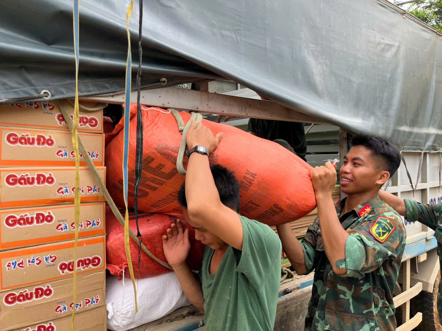 Lực lượng quân đội địa phương hỗ trợ vận chuyển hàng thiện nguyện hỗ trợ nhân dân vùng lũ Mường Luân, chương trình do Báo Giáo dục và Thời đại thực hiện.