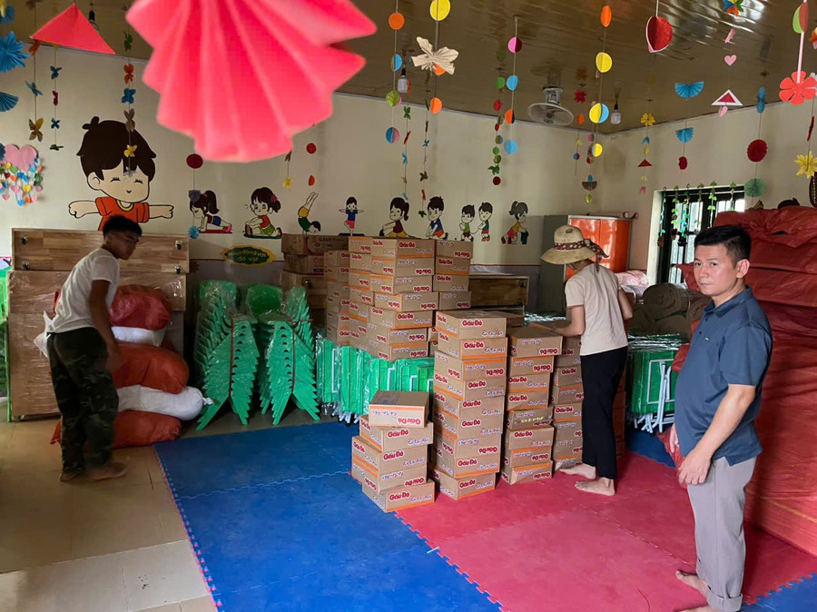 Những phần quà do Báo Giáo dục và Thời đại cùng Nhóm thiện nguyện Hoa Hoàng (68 Cầu Giấy, Hà Nội) kết nối hỗ trợ đồng bào vùng lũ Mường Luân, tỉnh Điện Biên. muong-luan-2.jpg