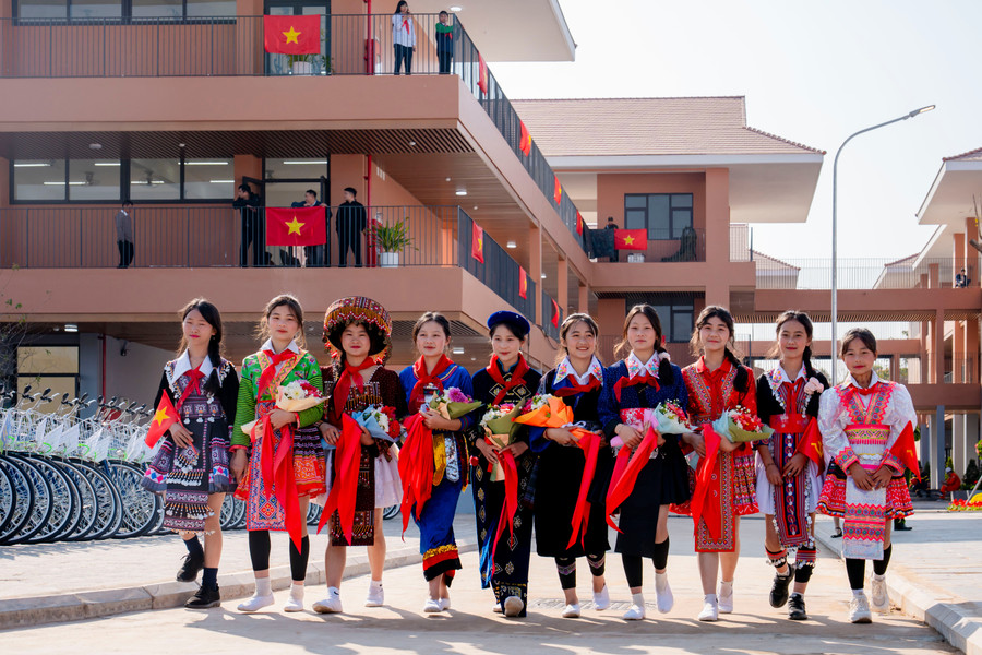 Học sinh rạng ngời trong ngày khánh thành trường Tiểu học và THCS Si Pa Phìn.
