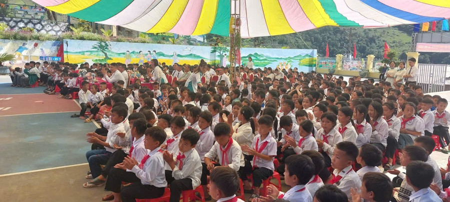 Đông đảo học sinh Trường PTDTBT TH&THCS Sá Tổng hân hoan trong ngày khai giảng. sa-tong-3.jpg