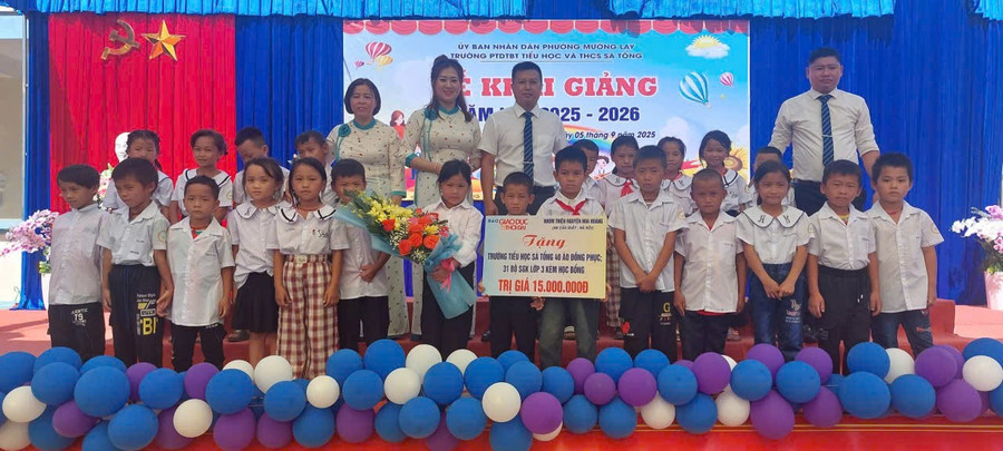 Đại diện Ban Giám hiệu Trường PTDTBT TH&THCS Sá Tổng cùng đại diện giáo viên và học sinh có hoàn cảnh khó khăn tiếp nhận các phần quà từ Báo Giáo dục và Thời đại, Nhóm Thiện nguyện Hoa Hoàng.