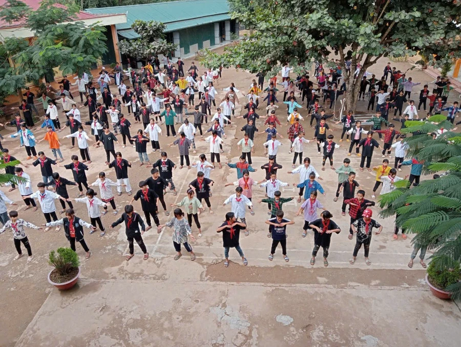 Học sinh toàn trường thể dục giữa giờ.