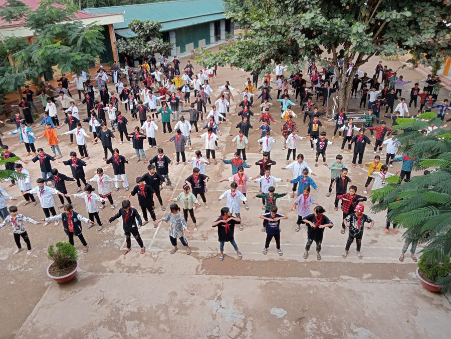 Học sinh toàn trường thể dục giữa giờ.