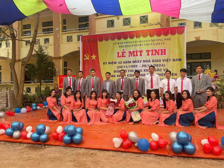 Giáo viên nhà trường chụp ảnh lưu niệm. thcs-nam-vi-1.jpg