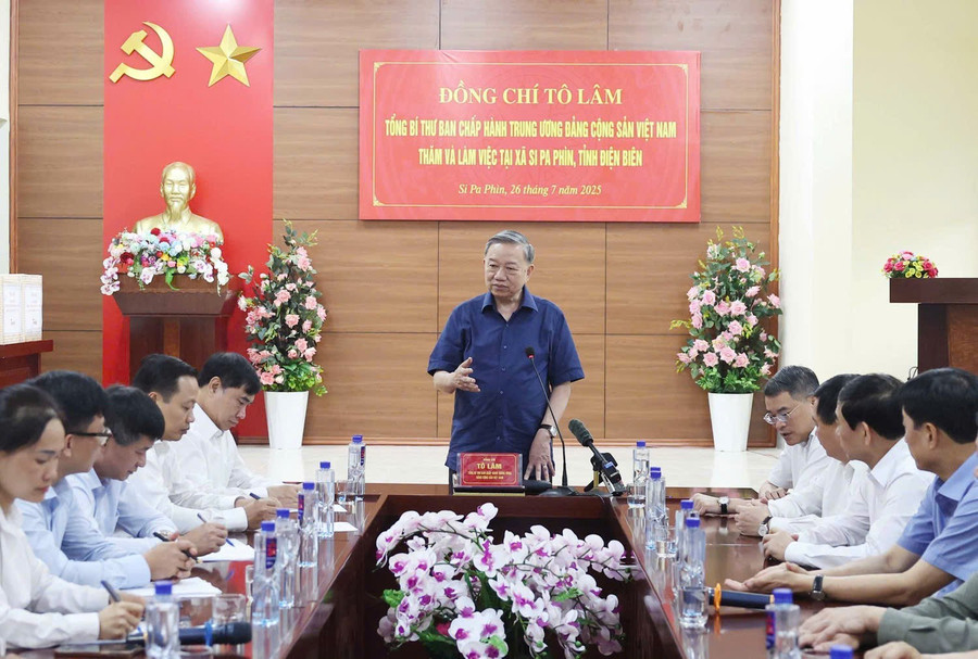 Tổng Bí thư ghi nhận những nỗ lực của cấp ủy, chính quyền xã Si Pa Phìn, đồng thời yêu cầu chính quyền xã cần chủ động triển khai toàn diện các nhiệm vụ, đưa chính sách của Đảng vào đời sống, lấy nâng cao chất lượng sống của người dân làm mục tiêu trọng tâm. tong-bi-thu.jpg