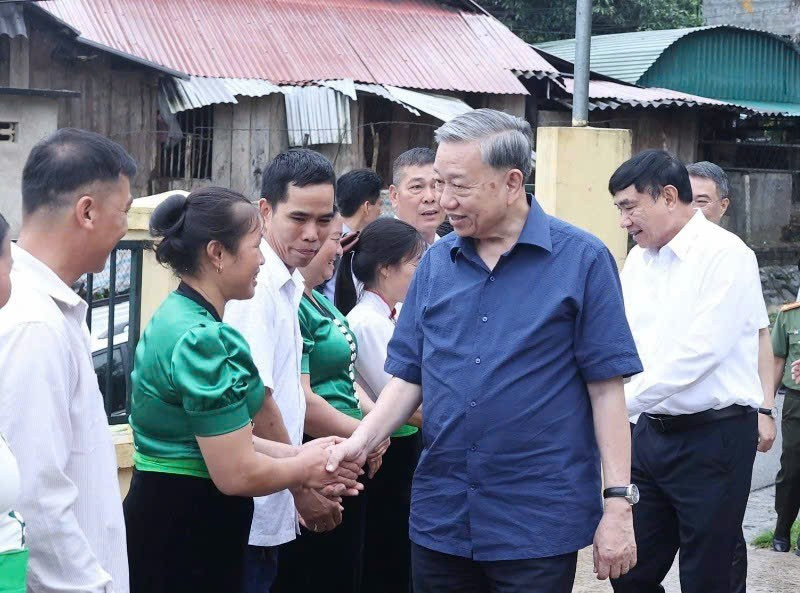 Tổng Bí thư và đoàn công tác đã đến thăm nhân dân bản Tân Lập, xã Si Pa Phìn. tong-bi-thu-2.jpg