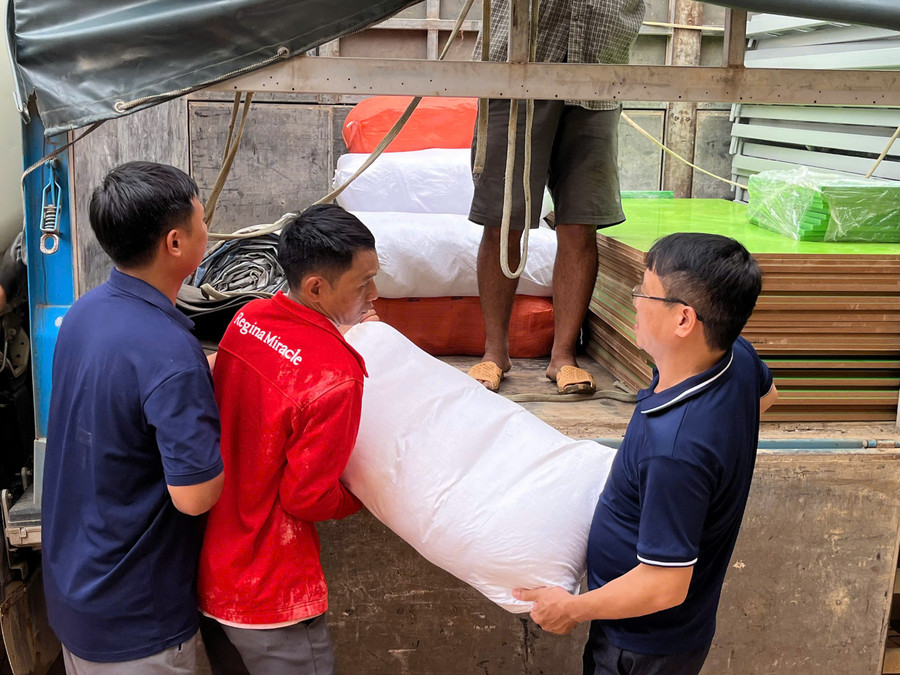 Báo Giáo dục và Thời đại kết nối hỗ trợ thầy trò các trường tại Mường Luân bị ảnh hưởng do thiên tai.