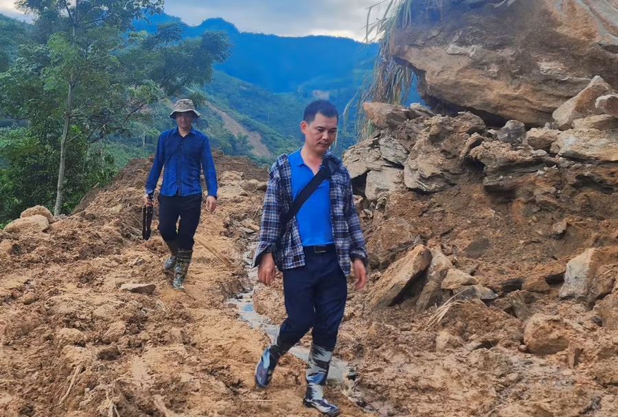 Anh Lê Trung Kiên (đi sau) cùng ê kíp của Đài Phát thanh -Truyền hình Lào Cai di chuyển đến Làng Nủ sau thảm họa để tác nghiệp.