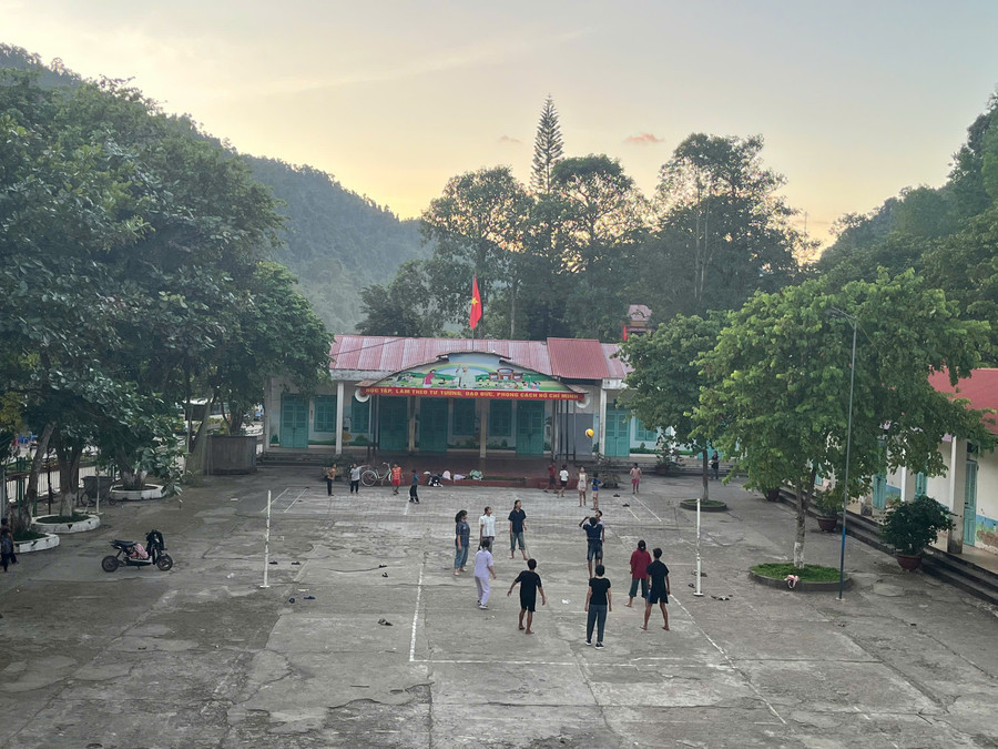 Cơ sở vật chất một số trường học ở xã Mường Nhà vẫn còn khó khăn.