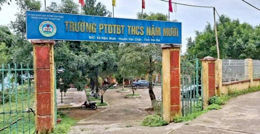 Cổng trường PTDTBT THCS Nậm Mười, nơi xảy ra vụ tai nạn thương tâm.