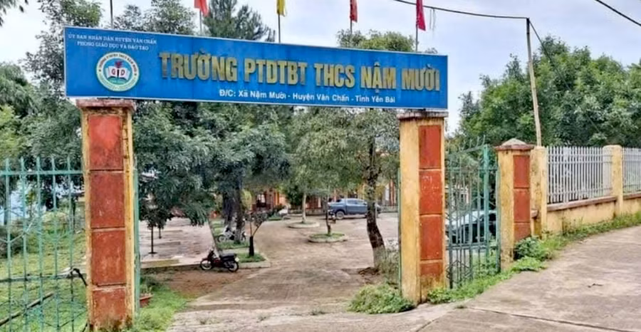 Cổng trường PTDTBT THCS Nậm Mười, nơi xảy ra vụ tai nạn thương tâm.