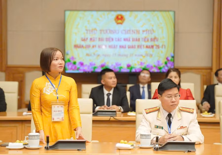 Cô giáo Nguyễn Thị Chuyên (áo vàng) trong đợt về Hà Nội dự lễ vinh danh nhà giáo tiêu biểu toàn quốc năm 2024.