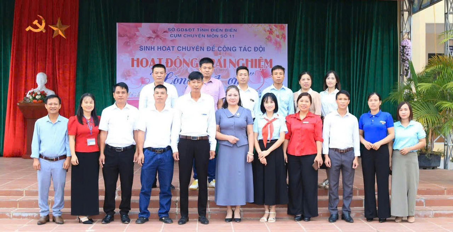 Ông Phạm Văn Khiêm - Hiệu trưởng Trường PTDTBT Tiểu học Trần Văn Thọ (hàng đầu, thứ 5 bên trái) cùng BGH và đại diện 7 trường trong cụm chuyên môn chụp ảnh lưu niệm. tran-van-tho-mn-4.jpg