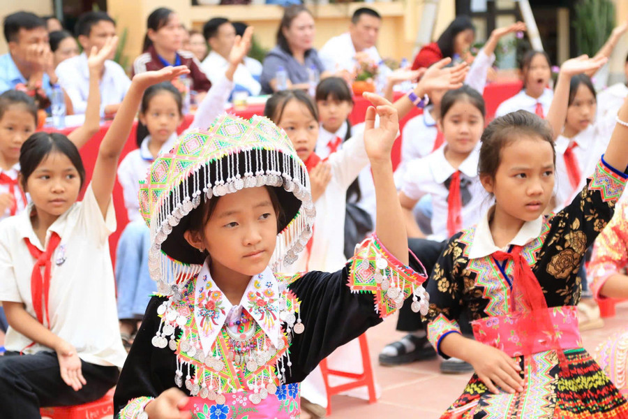 Không chỉ là nơi dạy chữ, Trường PTDTBT Trần Văn Thọ còn là điểm tựa tinh thần của hàng trăm học sinh dân tộc vùng biên giới Mường Nhé. tran-van-tho-mn-1.jpg