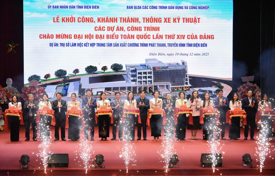 Các đại biểu cắt bằng khánh thành Dự án xây dựng Trụ sở làm việc kết hợp Trung tâm sản xuất chương trình Phát thanh – Truyền hình tỉnh Điện Biên.