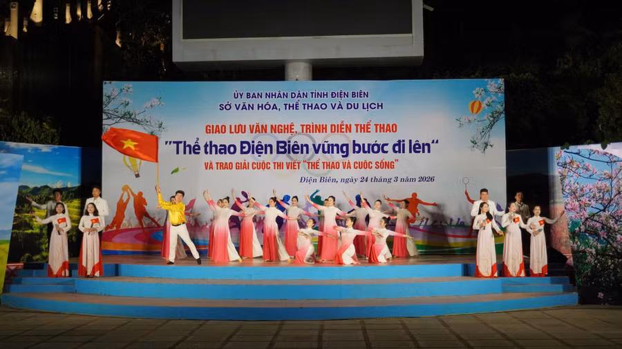 Chương trình nghệ thuật chào mừng với các tiết mục đặc sắc.