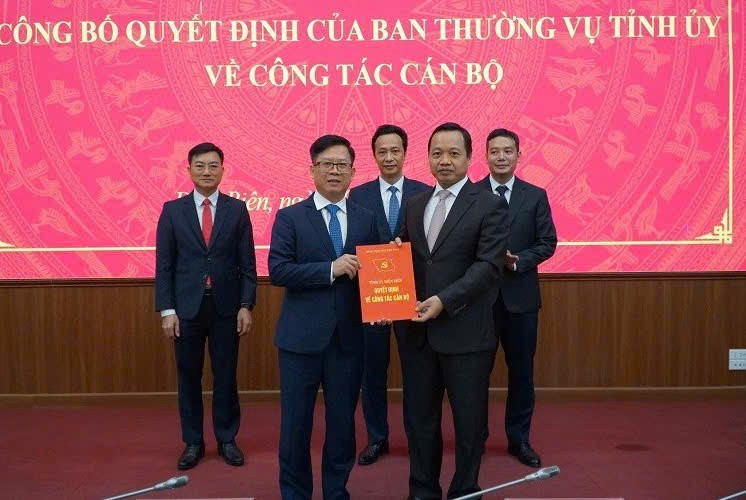Ông Trần Tiến Dũng, Bí thư Tỉnh ủy Điện Biên (bên phải) trao quyết định và chúc mừng ông Phạm Đức Toàn được tin tưởng giao nhiệm vụ mới.
