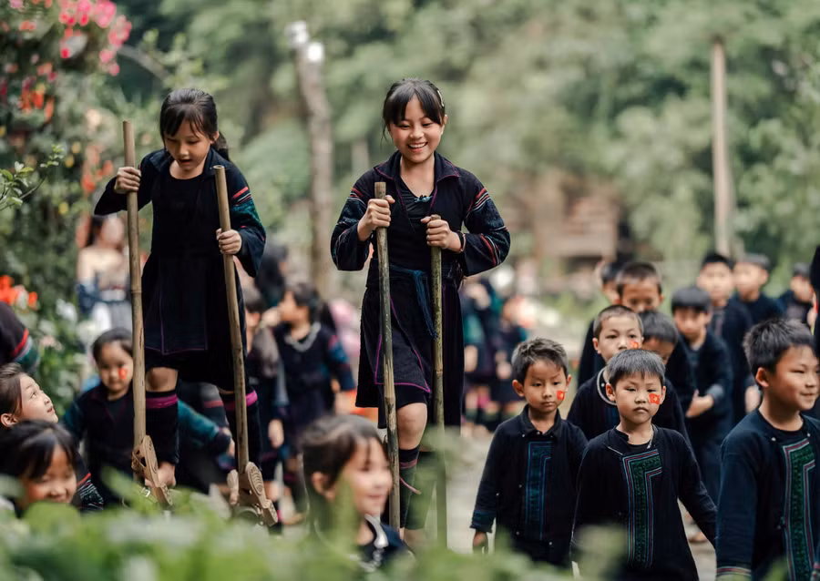 Học sinh tại xã Tả Van cùng tham gia vào hoạt động du lịch văn hóa cộng đồng trên địa bàn.