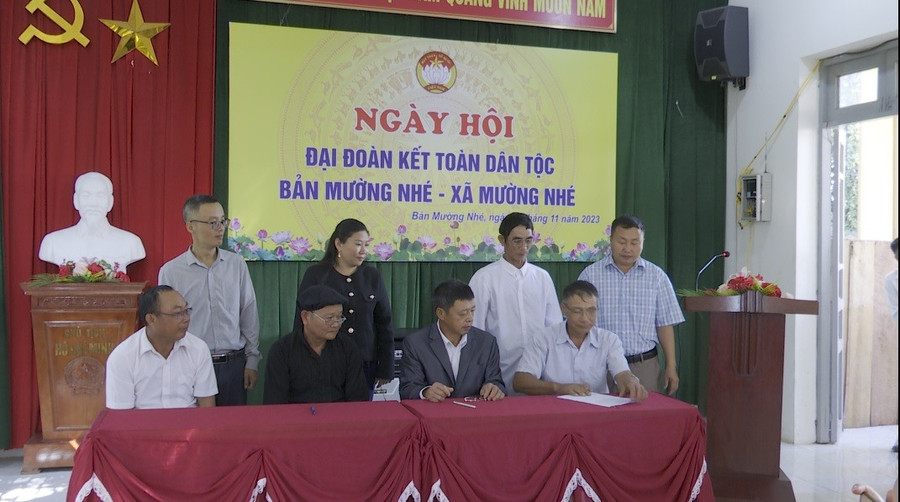 Ở vùng đồng bào dân tộc thiểu số, người có uy tín chính là những “người dịch” chủ trương.