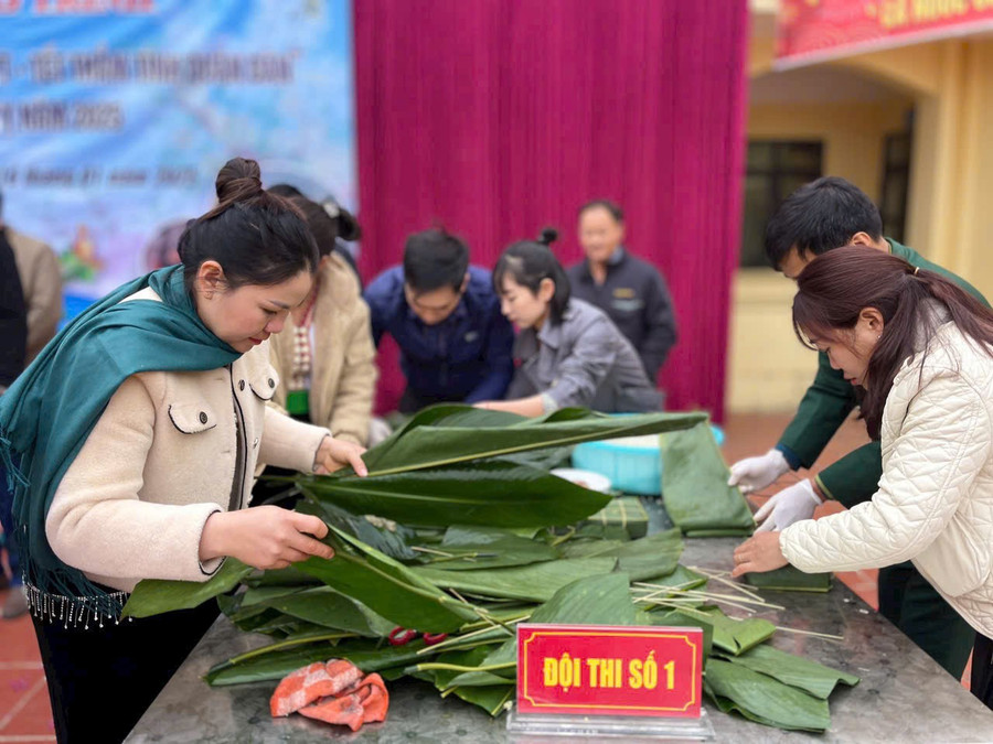 Hội viên phụ nữ tham gia thi gói bánh chưng xanh.