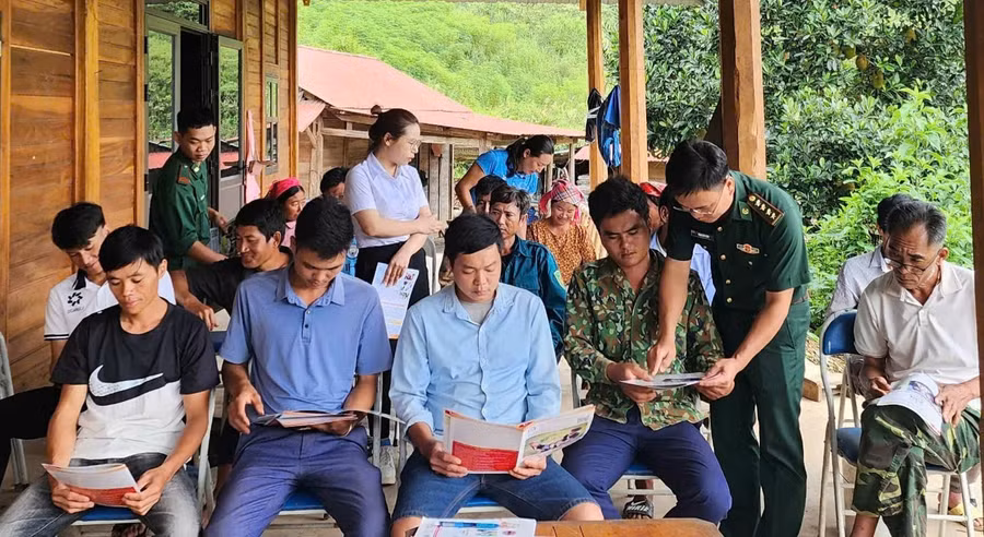 Người dân xã Sín Thầu lắng nghe bộ đội biên phòng giải thích các quy định pháp luật gắn với đời sống hằng ngày.
