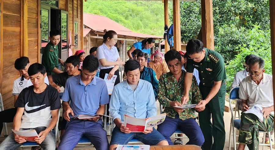 Người dân xã Sín Thầu lắng nghe bộ đội biên phòng giải thích các quy định pháp luật gắn với đời sống hằng ngày.