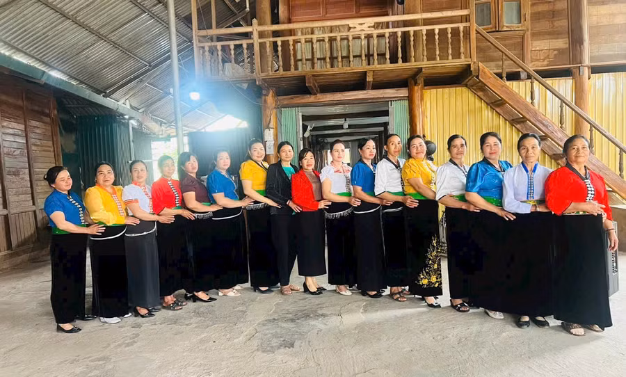 Từ nếp nhà đến sinh hoạt cộng đồng, phụ nữ xã Mường Toong đang lặng lẽ giữ gìn các giá trị văn hóa.