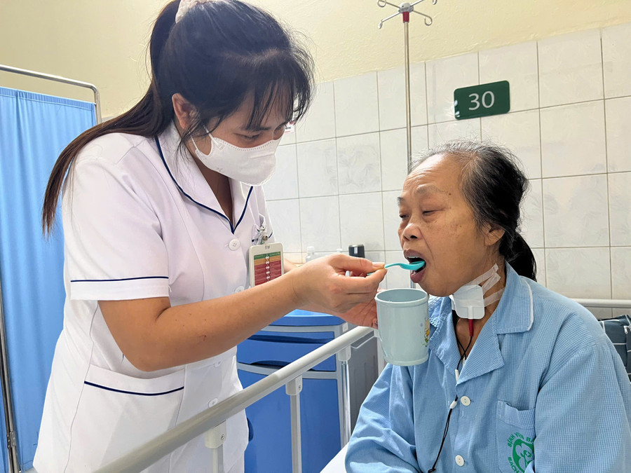 Hỗ trợ bệnh nhân phục hồi chức năng.