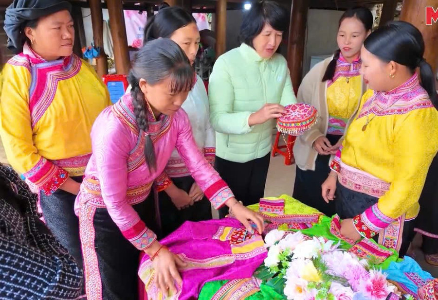 Các học viên lớp dạy nghề thêu truyền thống trưng bày sản phẩm sau khóa học.