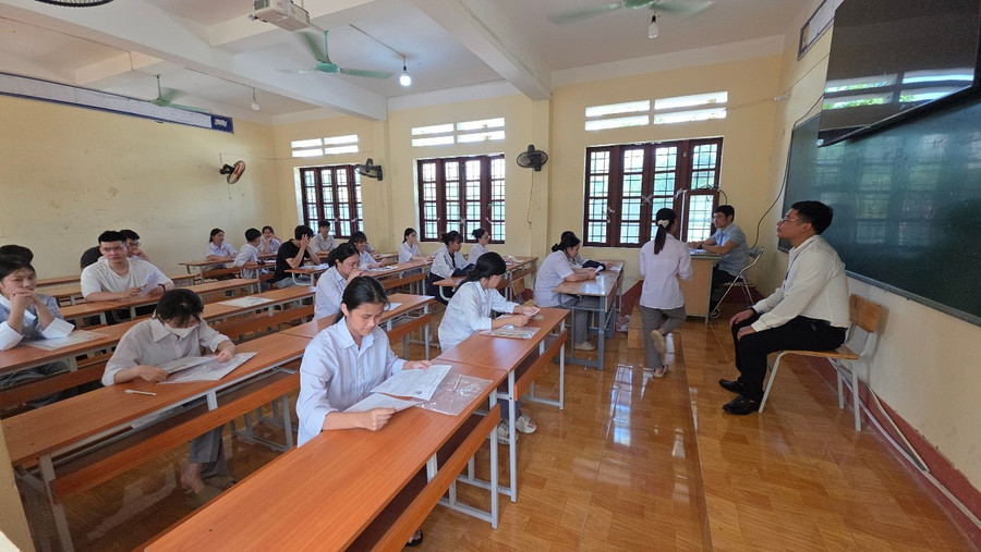Thí sinh tại điểm thi Trường THPT số 3 thành phố Lào Cai làm thủ tục dự thi. thpt-lao-cai-1.jpg
