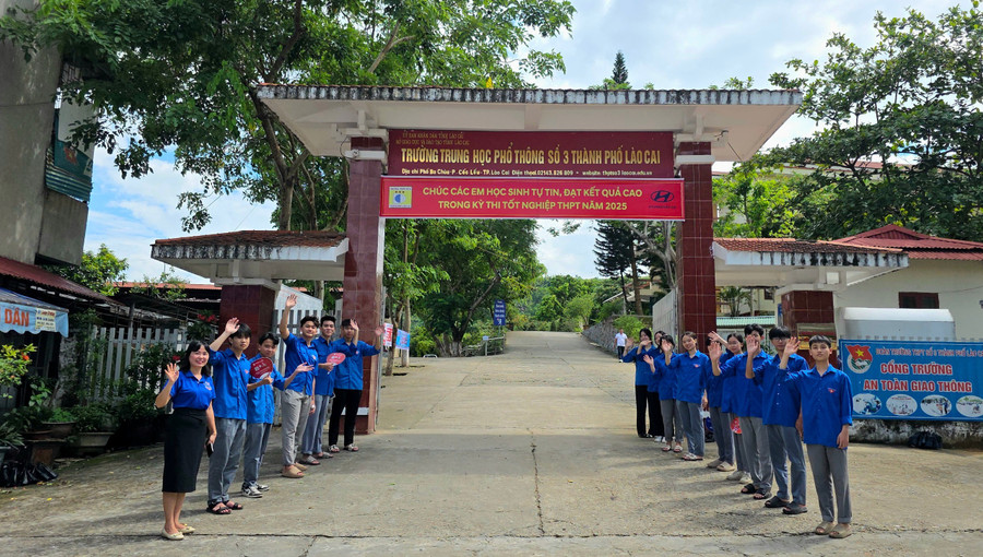 Các tình nguyện viên có mặt từ rất sớm để "tiếp sức mùa thi". thpt-lao-cai.jpg