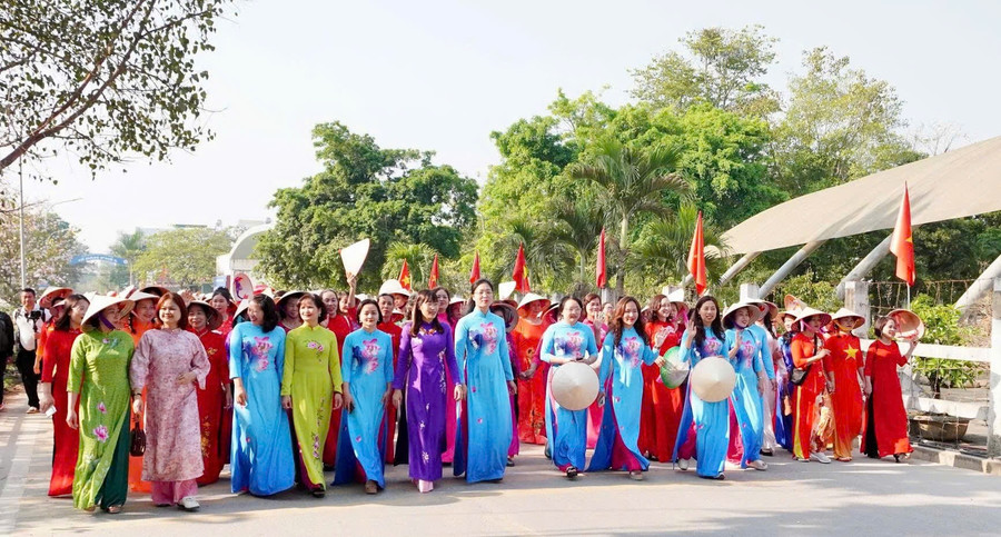 Các đại biểu tham gia diễu hành đường phố.