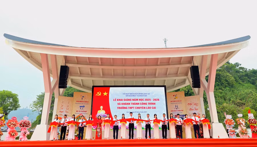 Các đại biểu cắt băng khánh thành công trình Trường THPT Chuyên Lào Cai.