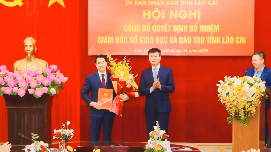 Ông Trần Huy Tuấn - Chủ tịch UBND tỉnh Lào Cai (bên trái ảnh) trao quyết định bổ nhiệm ông Luyện Hữu Chung giữ chức vụ Giám đốc Sở GD&ĐT tỉnh Lào Cai