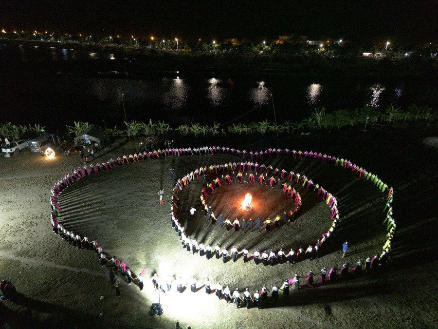 Vũ điệu đoàn kết bên dòng Đà Giang.