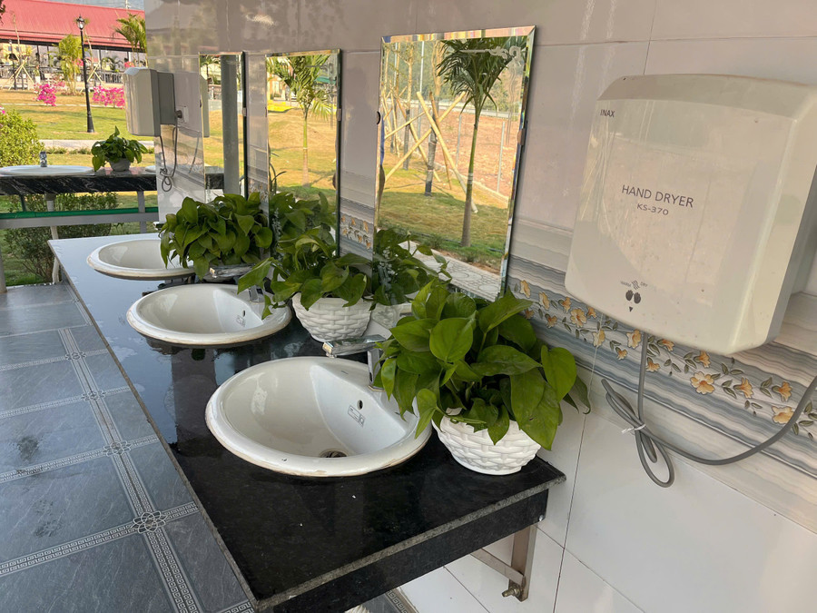 Trường được đầu tư thiết bị hiện đại, đảm bảo sạch sẽ phục vụ sinh hoạt cho học sinh. th-thcs-nam-chua-4.jpg