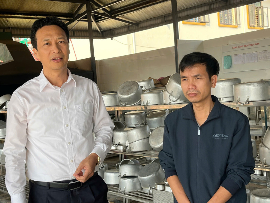 Ông Lê Khánh Hòa (áo trắng), nguyên Bí thư huyện ủy Nậm Pồ (cũ), Chánh Văn phòng Tỉnh ủy Điện Biên thăm, động viên thầy cô Trường PTDTBT-THCS Nậm Chua. th-thcs-nam-chua.jpg