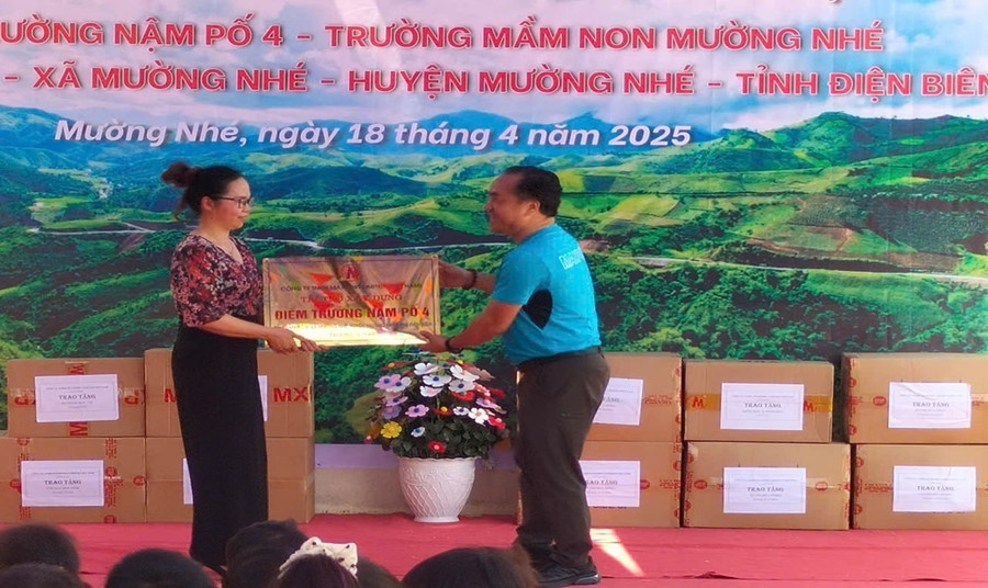 Đại diện công ty bàn giao điểm trường và tặng các phần quà. mn-muong-nhe.jpg