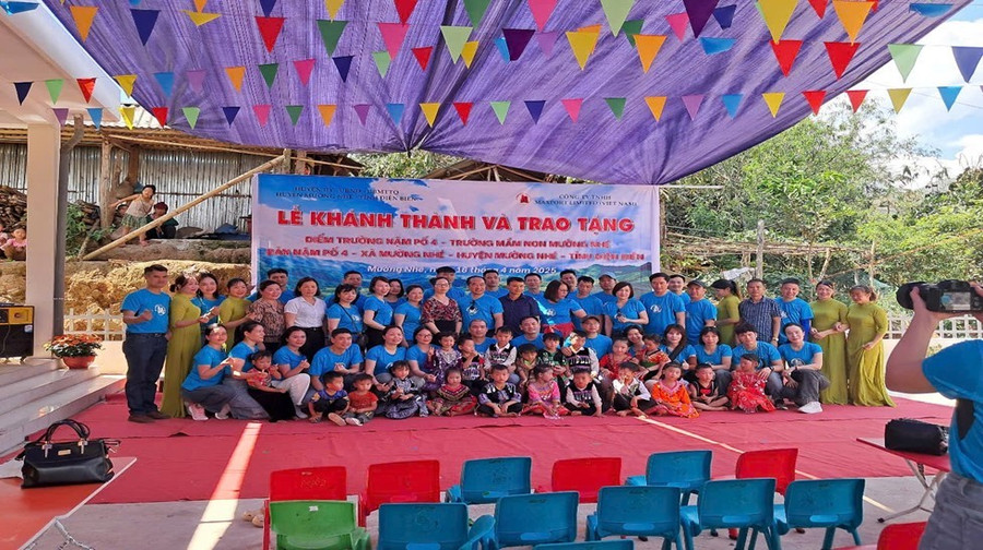 Cô trò nhà trường chụp ảnh lưu niệm cùng đoàn thiện nguyện. mn-muong-nhe-3.jpg