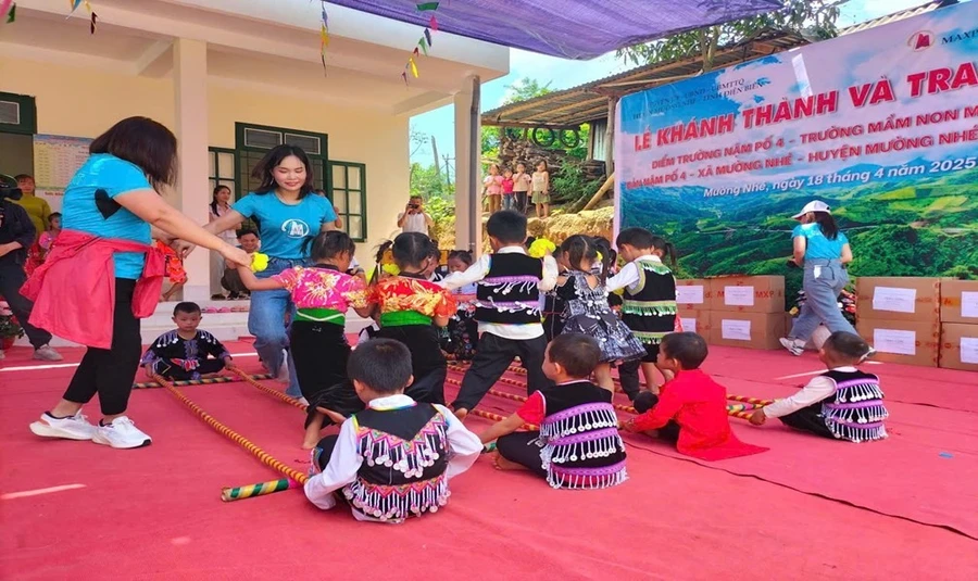 Thành viên đoàn thiện nguyện và học sinh nhà trường giao lưu văn nghệ.
