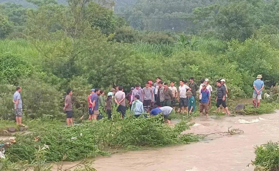 Người dân và chính quyền địa phương tìm kiếm nạn nhân.