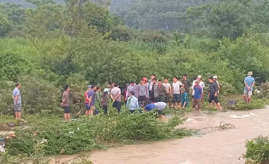 Người dân và chính quyền địa phương tìm kiếm nạn nhân.