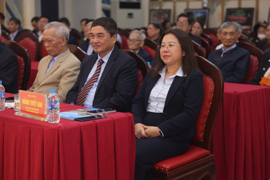 محترمہ ہونگ ٹوئیت بان - محکمہ تعلیم و تربیت کی ڈائریکٹر (دائیں بائیں) ڈیلیگیٹس کے ساتھ جو کہ سابق صوبائی رہنما ہیں، یادگاری تقریبات کے دوران ڈیین بیئن صوبے کے محکمہ تعلیم و تربیت کے رہنما۔ nha-giao-viet-nam-4.jpg